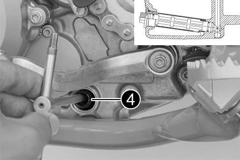 Ta inte bort skruvarna. L02450-10 Ta bort låsskruven samt oljesilen och O-ringarna. Låt motoroljan rinna ut helt. Rengör noggrant delarna och tätningsytorna.