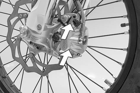 14 HJUL, DÄCK 87 14.1 Demontera framhjulet Förarbete Palla upp motorcykeln på mc-lyften. ( s 48) Huvudarbete Tryck bromsoket för hand mot bromsskivan så att bromskolvarna trycks tillbaka.