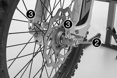 Ta bort motorcykeln från mc-lyften. ( s 48) Dra åt frambromsen och komprimera gaffeln kraftigt flera gånger så att gaffelbenen kan justeras in.