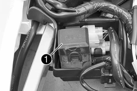15 ELSYSTEM 95 15.5 Byta säkringar till de enskilda strömförbrukarna Säkringslådan med de enskilda förbrukarnas säkringar sitter i under sadeln. Förarbete Stäng av alla strömförbrukare och motorn.