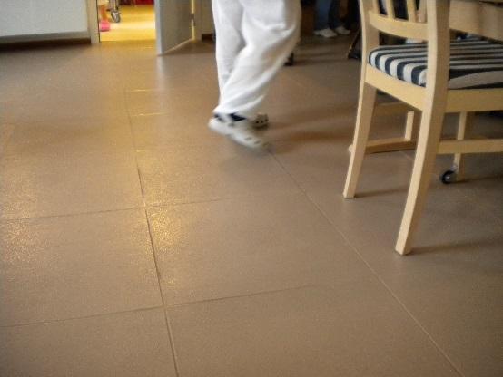 Bild 2. Det stötdämpande golvet inlagt på särskilt boende. (Foto: Johanna Gustavsson) Golvets påverkan på balans och gång har undersökts med friska äldre (medelålder 83.