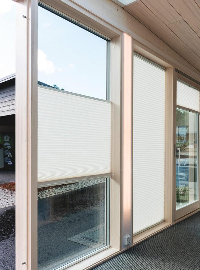 TILLBEHÖR VISOR QUEEN-SPJÄLGARDINER Visor Queen är en spjälgardin tillverkad av veckat tyg. Den skyddar mot solljus och inblick. En spjälgardin i tyg skapar en mjuk stämning.