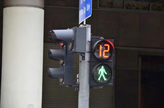 6 -Korsa vägen på ett övergångsställe. Om det inte finns något, ska du se dig noga för och gå tvärs över körbanan, helst vid en vägkorsning, och utan att skapa fara eller olägenhet för trafiken.