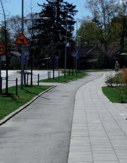 Enligt trafikverkets rekommendationer ska gång- och cykel banor plogas och sandas först sedan bilvägarna- Busshållplatser ska inte bara plogas vid hållplatserna utan man ska ju ta sig till och från
