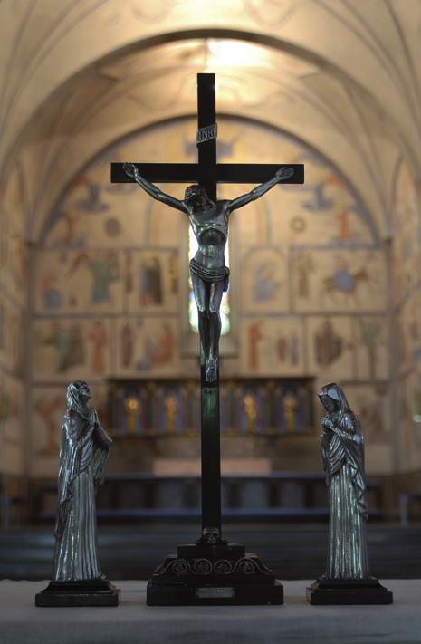 Sakral konst Ett krucifix samt två sörjande kvinnofigurer pryder altaret i Matteus kyrka i Stockholm. Krucifixet är av ebenholtz och silver och de båda kvinnorna av silver.