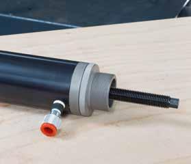 Skruva in drag-/tryckspindeln i hydraulcylindern till dess spindeln