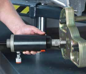 hydraulcylinderns trycksida i grundplattan Skruva in hydraulcylinder till