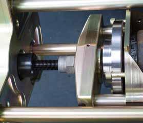 i styrspindeln Lätta på trycket i hydraulpumpen till dess kolven i cylindern skjuts