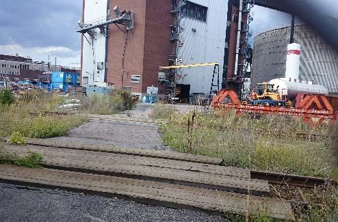 Snedbild mot norr, planområdet markerat med blå linje Kontorshus på östra