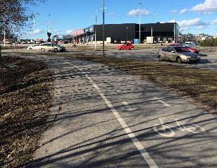 Mellan gång- och cykelbanan och vallen löper ett svackdike.