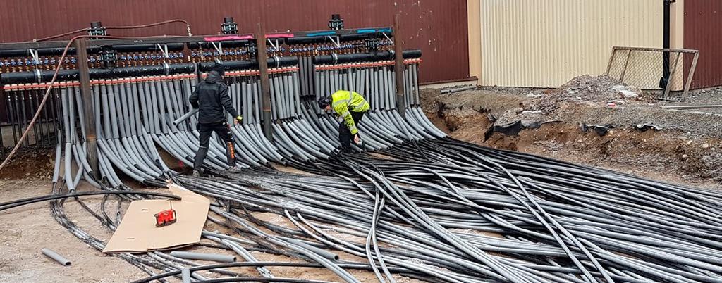 På Torvalla IP byggs en anläggning för energilagring. Det är ett geolager med 91 borrhål som laddas med energi från konstgräsplanen som fungerar som solfångare.