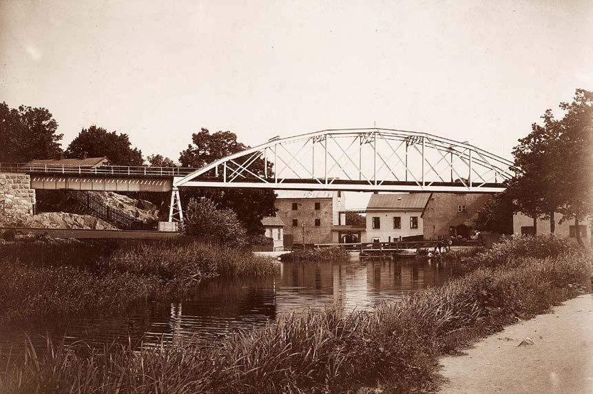 DANVIKSTULL Järnvägsviadukten vid Danviken 1896. Danvikens kvarn i bakgrunden. Vägen nere t.h är den väg som förr ledde runt Danviksklippan vidare ut på Sicklaön.