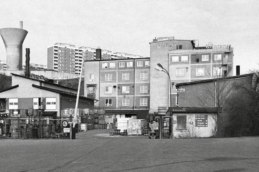 FÄRGFABRIKEN På platsen anlade Adolph Lemon AB en färgfabrik 1917.