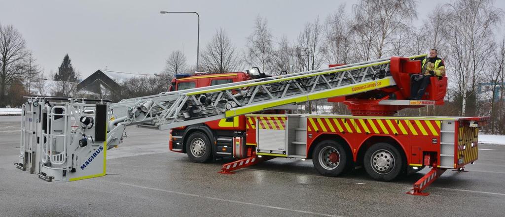 Stegens arbets-/räddningskorg är fast monterad i
