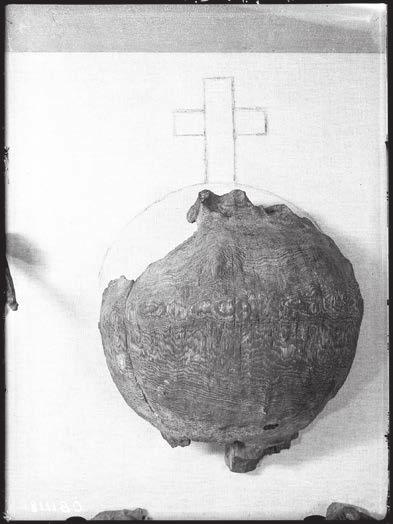 riksäpplets skal Fig. 7.19. Kanske bärgade Olschanski själva riksäpplet från vrakplatsen i samband med arbetena där 1921 (SMM inventarienummer Fo87717C).