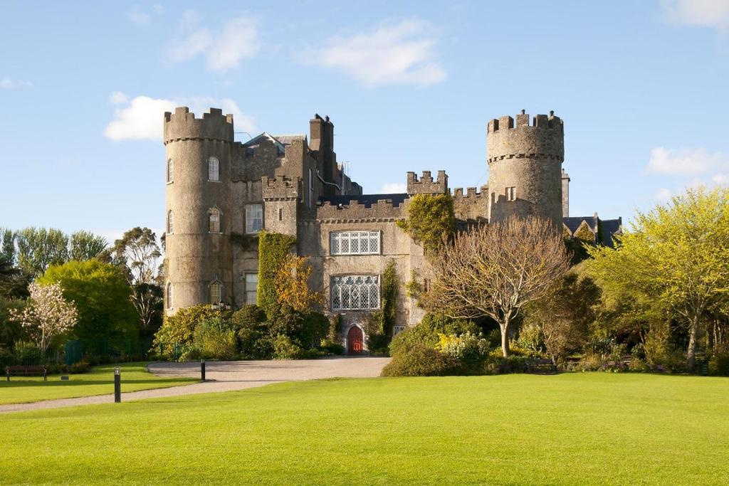 Dag 5 Utflykt til Malahide Castle och hemresa (F) Ledig förmiddag innan vi checkar ut av hotellen och åker på en halvdagsutflykt med buss och vår guide till berömda Malahide Castle.