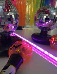 Med julglitter, diskokula, blacklightbelysning, ljusslingor och led-ljuslister är det lätt att skapa spännande miljöer.