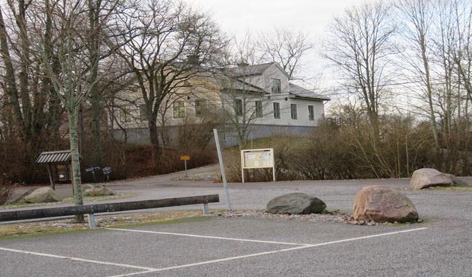 Tag med matsäck! En historisk vandring i Össeby Garn Lördagen den 5 maj samlas vi på parkeringen vid Össbey Garns kyrka kl. 09.30 för en ca 4 km lång vandring.