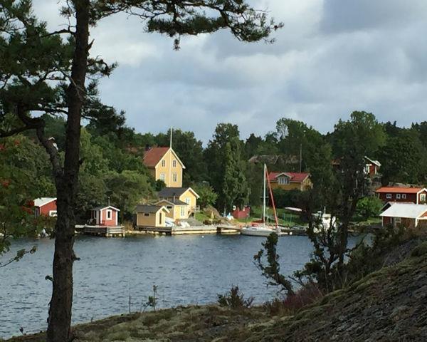 Skymningsvandring i Össeby Garns skogar. Lördagen den 26 maj upplever vi den ljusa försommarkvällens ljus, doft, rörelse och skymning uti naturen under ca 10 km vandring i vildmarksterräng.