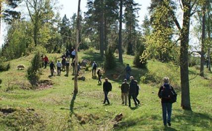 Friluftsdag åk 2, onsdag 30 Maj 2018 Vandring från Västanorstjärn via Asaklitt till Källan (ca 10 km) Klassen kommer att delas in i grupper vid starten om ca 6-8 st/grupp.