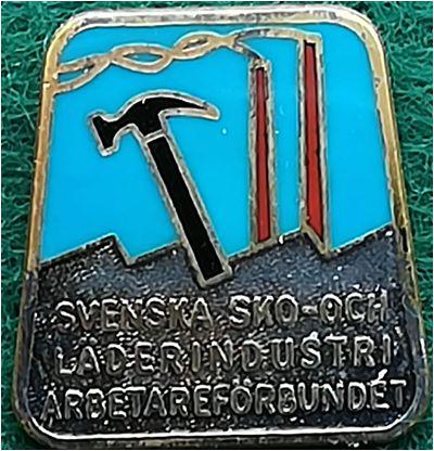 2.8 Svenska Sko- och läderarbetarnas förbund, silver stämplad H9 = 1958. (S.R.268) 1882 bildas Stockholms skomakeriarbetarefackförening.