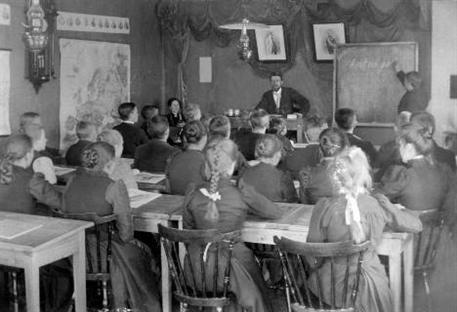 Tornedalingarnas Historia, del 2 Kommunerna i Tornedalen var fattiga och staten gick in och betalade de så kallade statsskolorna mot att undervisningen bara fick vara på svenska.