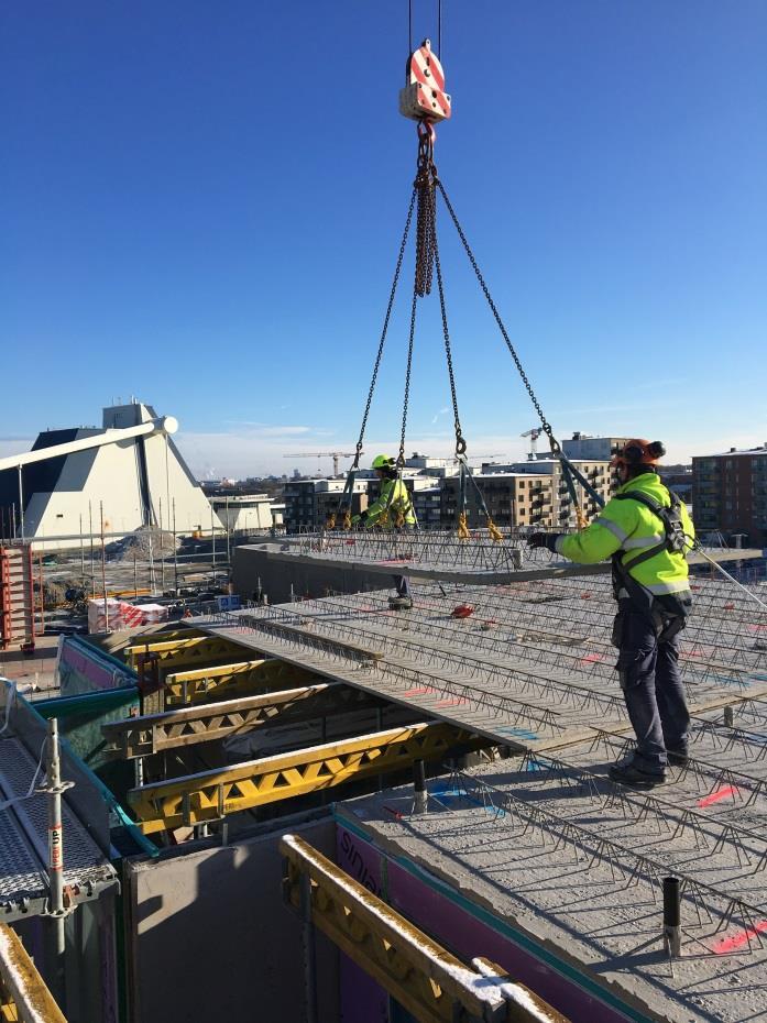 Stommen vi reser i är en halvprefabricerad stomme bestående av plattbärlag, skalväggar och stålpelare.