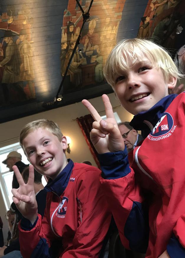 Två av klubbens duktiga ungdomar, Kurt Sjöberg och Alfred Kjellén, fick stiga upp på podiet och ta emot gåvan.