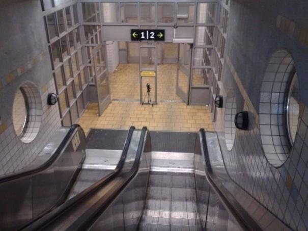 Rulltrapporna startas när någon kliver på trampsensorn och stannar efter en tids inaktivitet eller då nödstopp aktiveras, se figur 3.3. Tabell 3.