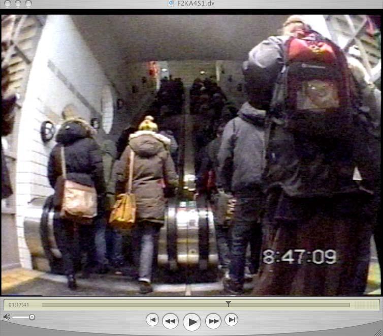 Medel 0,92 Antal observationer 4 4.2.2 Scenario 7 och 8, stillastående rulltrappor Det uppstår inte samma tvekan bland resenärerna i grupp som de enskilda då de börjar gå i en stillastående rulltrappa.