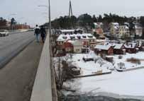 Det gör att miljön uppe på bron upplevs som rörig. Redan uppe på krönet av Nockebybron går det att se Drottningholms slott vilket höjer brons dignitet.
