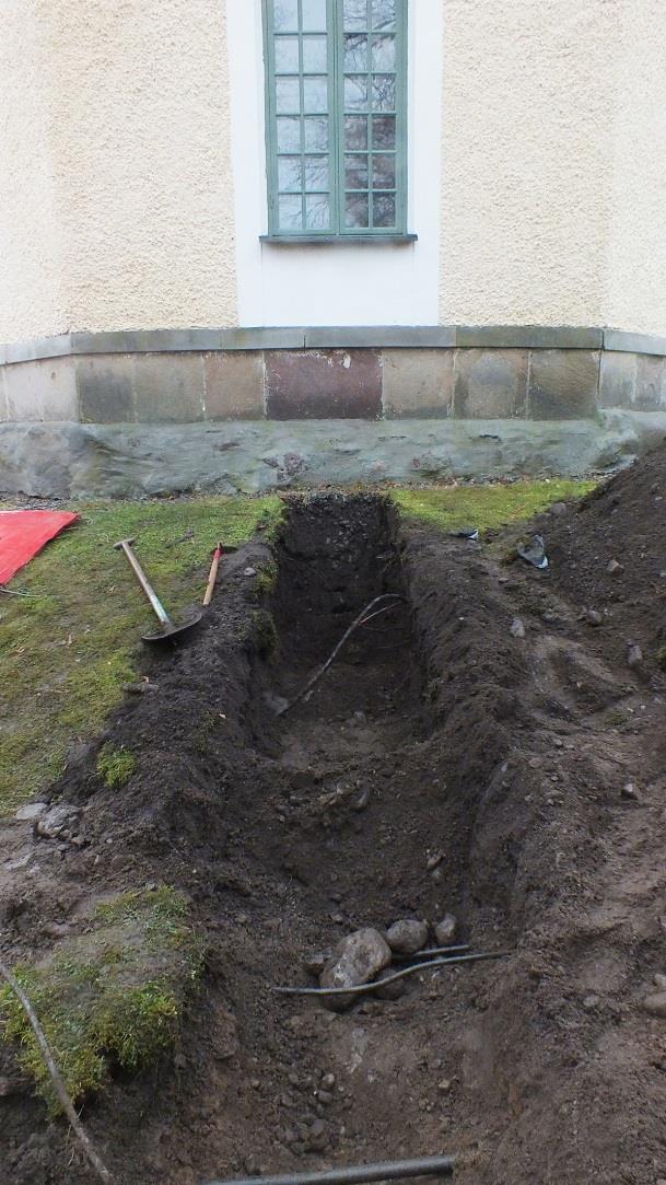 B- Grav Vid B, se figur 5, påträffades en grav i schaktets mitt. Denna låg 1,1 m från korets östvägg, på 0,85-0,95 m djup. Den gravlagde var lagd i östvästlig riktning på rygg.