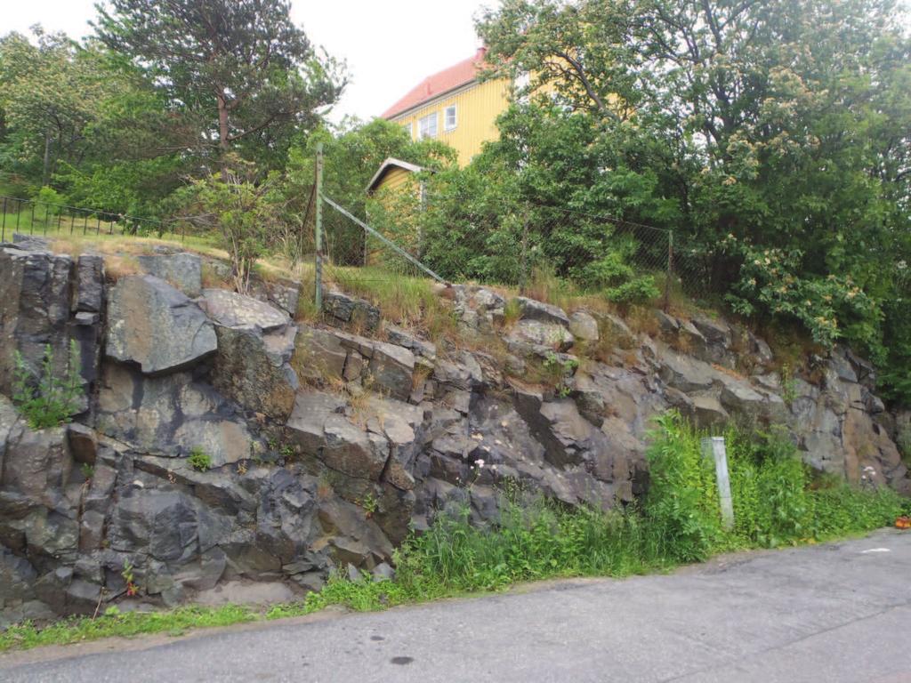 14 Foto 6. Bergskärning mot Prospect Hillgatan, vid nr 12 som syns högst upp i bilden.