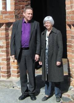 Kerstin Tenéus berättade sakkunnigt om kyrkan med dess intressanta väggmålningar och skulpturer.