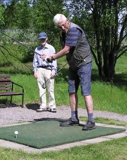 Alla spelar ut på varje hål men sedan fortsätter man på bästa boll. Lag med lägsta resultatet vinner.