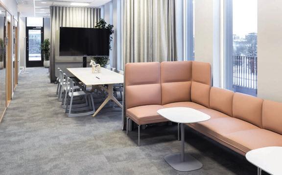 Mötesplatser för spontana möten finns lite här och var. Möbler från bland annat Fora Form och Vitra.