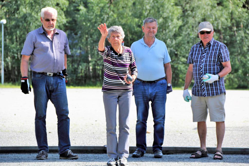 Vad har du gjort i sommar? Vi har spelat Boule! Måndag och onsdag klockan 14.00 samlas vi, ett blandat gäng damer och herrar vid Boulebanan i Sandskogen vid Slingan. Det är ingenting alvarlligt.