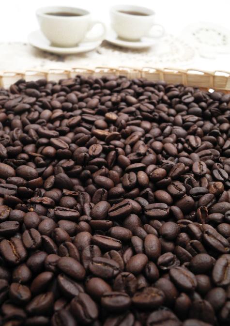 Kaffe I Sverige ligger vi i topp beträffande kaffedrickande och konsumerar hela en procent av världens kaffe. Det innebär att vi i genomsnitt dricker cirka nio kilo kaffe per person och år.