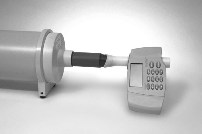 EasyOne Spirometer Bruksanvisning Version EU-dt-2.4 23 Anslut spirometern till sprutan så som visas nedan med hjälp av kalibreringsadaptern.