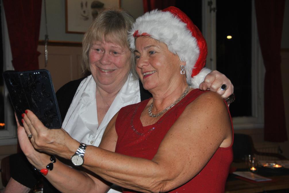 Julfesten Den 9 december var det dags för den årliga julfesten. Alla fick en mugg glögg i baren vid ankomsten. Sedan började man titta på var man ville sitta och med vem.