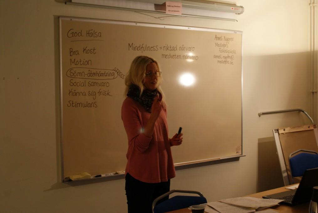Föreläsning om Mindfulness av Anneli Nygren Måndagen den 6/11 hade Famyföreningen cafe och denna gång var Anneli Nygren, verksam på Medlefors folkhögskola som pedagog och föreläsare, inbjuden för att