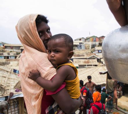 Hjälp till rohingyer på flykt Över 900 000 rohingyer från Myanmar har flytt till Bangladesh. De lever i överfulla flyktingläger i mycket svåra förhållanden.