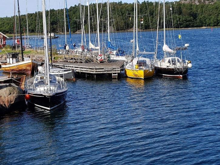 Petersén och Jan Sundberg Josefin - Eva och Leif Lexell Gia - Fredrik Mossberg och Ulrika Lundgren Uppstart av vår träff skedde på eftermiddagen då vi kikade runt i varandras båtar för att få tips på