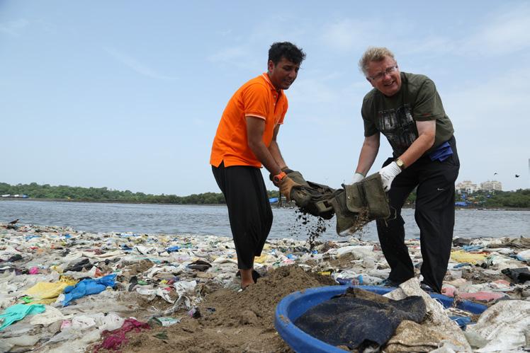 Shah är en av de som kommer att utses till priset Champions of the Earth för städningen av Mumbais strand Versova.