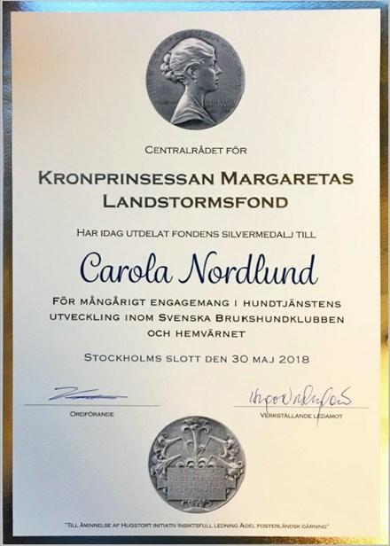 Carola har arbetat aktivt under många år för att utbilda tjänstehundar och har själv haft flera egna utbildade även i sin befattning som hundförare på Västerbottensbataljonen sedan 2003.