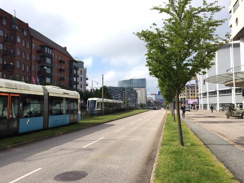 Skånegatan Längs evenemangsstråket, Skånegatan, ligger stora solitära byggnader så som Scandinavium, Burgårdsgymnasiet och biografen Bergakungen. 6/12 Vy från Skånegatan efter Korsvägen.