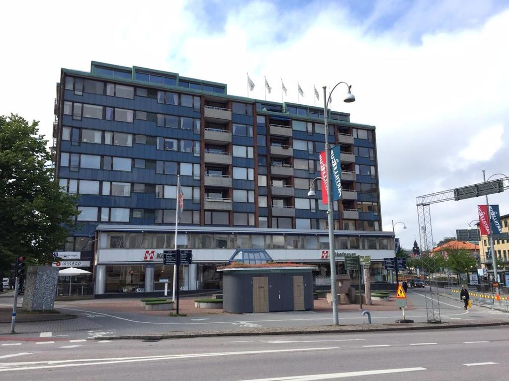 Burgårdsplatsen Byggnaden bildar en fond mot Korsvägen och ligger exponerat mitt mellan två trafikerade stråk men med en obebyggd yta framför.