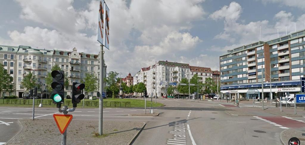 Kontorshuset bildar en visuellt monumental fond med sina blåa fasader som reflekterar ljuset i sin omgivning. Byggnaden har en platsbildande verkan och präglar rummet. Vy från sydöst.