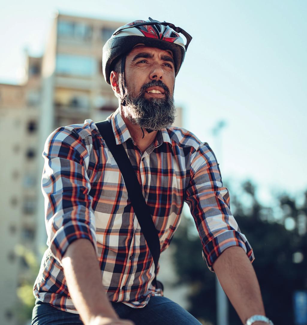 Cykelhjälm. 1 3 Foto: Shutterstock / MilanMarkovic78 4 2 Det är viktigt att: 1. cykelhjälmen sitter bra och stadigt på huvudet. 2. hakbandet är spänt.