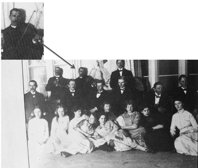 Det förekom mycket spelmanstävlingar i början på 1900-talet. De här tre spelmännen deltog i tävlingar i Uppsala 1909, 1912 och i Vaxholm 1910.